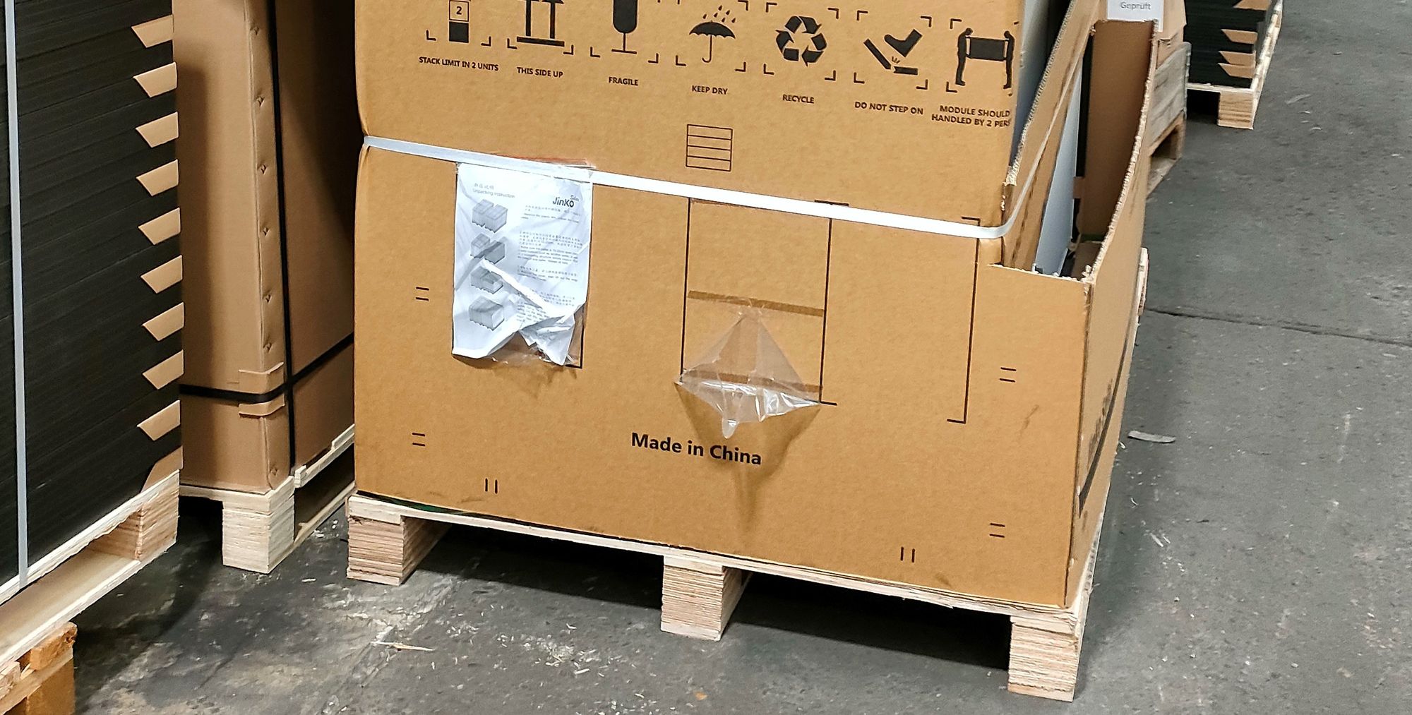 Verpackung einer Photovoltaik-Anlage, auf der "Made in China" steht