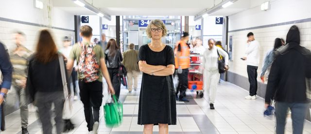 Susanne Menge in schwarzem Kleid im Gleistunnel des Oldenburger Bahnhof